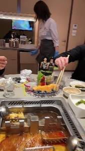 伙食不错！李弘权更新社媒晒与周琦和队友吃火锅