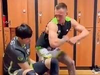 🎥克里克更衣室中给周琦热舞 &ldquo;King Qi&rdquo;被逗得哈哈大笑