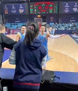 昨日被驱逐女记者批评周琦不懂感恩 周琦回怼：河南人怎么你了