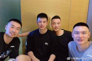 翟晓川晒与队友合照庆生：感谢我的家人&朋友&兄弟