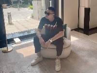 翟晓川身处武汉发博：踏实酒店待会吧 还是屋里最安全 不溜达了