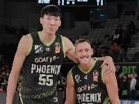 周琦晒与克里克搞怪合影：这个家伙让我开心！