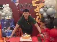 范子铭：补一下过生日的照片 一转眼就过了两个本命年 ​​​