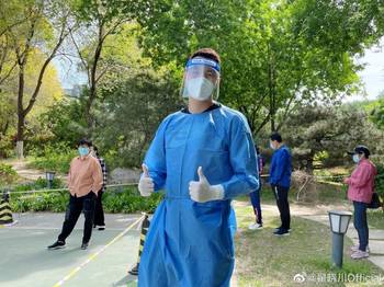 社区里最高的志愿者！翟晓川今天到社区里当志愿者